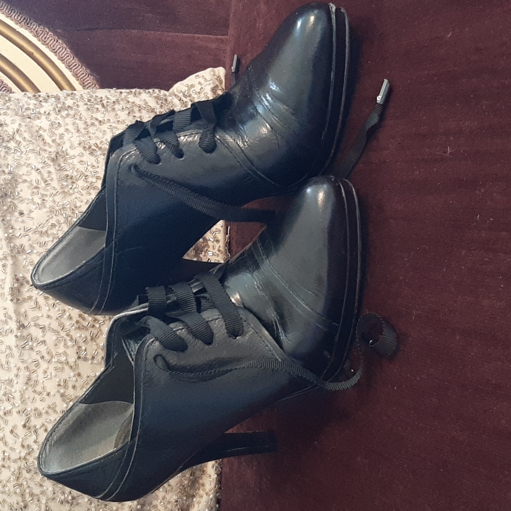 Tahari Grace Ribbon Black Booties Size 5.5